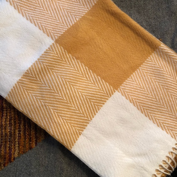 NWT Soft, Cozy, Warm Banana Republic Gold & Cream Windowpane Plaid Scarf - Picture 7 of 9